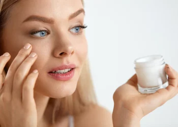 Effortless Removal: Six Steps to Completely Cleanse Your Eye Makeup