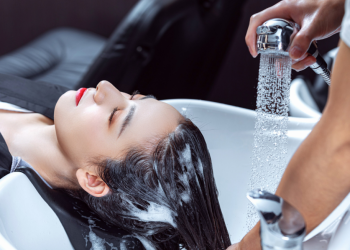 How to Choose a Shampoo for Oily Hair That Controls Oil While Maintaining Volume