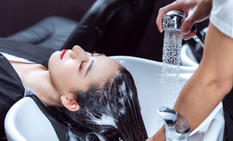 How to Choose a Shampoo for Oily Hair That Controls Oil While Maintaining Volume
