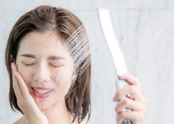 How to Balance Cleansing and Moisturizing for Oily Skin Without Overdrying