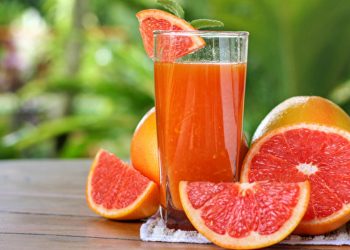 Which Beverages Help Detoxify and Promote Digestion for Younger-Looking Skin?