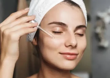 Serum vs. Moisturizer: Which Skincare Product is Worth the Investment in Different Seasons?