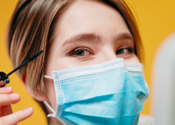 Half-Face Makeup Under the Mask: Balancing Efficiency and Aesthetics with Practical Tips