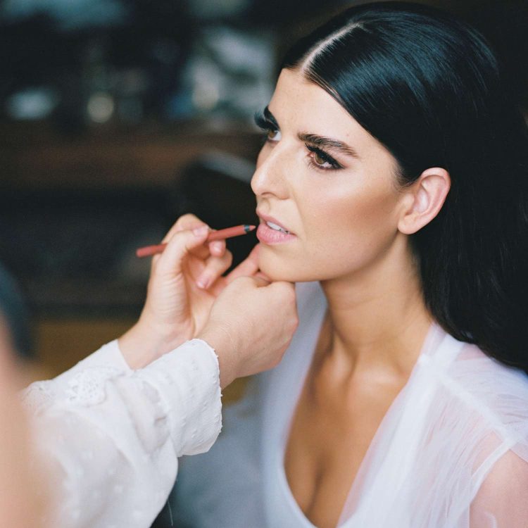 How to Use Highlighter and Contour to Enhance Your Facial Structure