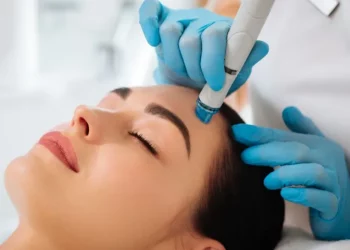 How Does Microneedling Stimulate Collagen Production? Which Skin Issues Does It Address?