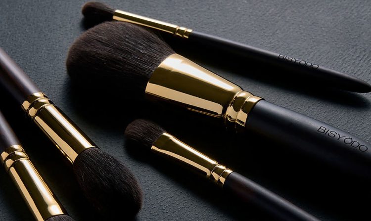 From Morning to Night: How to Use Makeup Tools for a Long-Lasting, Flawless Look