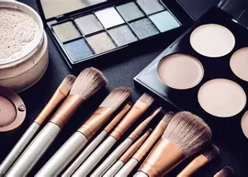 Festival Makeup: A Guide to Safe, Dazzling Glitter and Vibrant Color