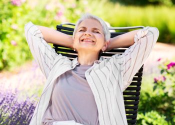 Why Has Silver Hair Become the Ultimate Modern Glam Look?