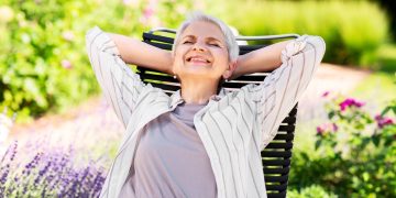 Why Has Silver Hair Become the Ultimate Modern Glam Look?