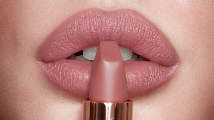 The Ultimate Bold Lip: A Masterclass in Precision and Lasting Power