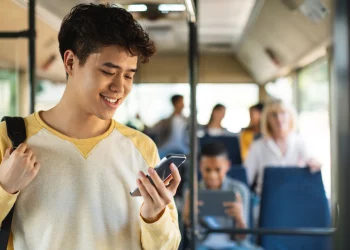 How Do Articles Influence Our Perception of Reality?